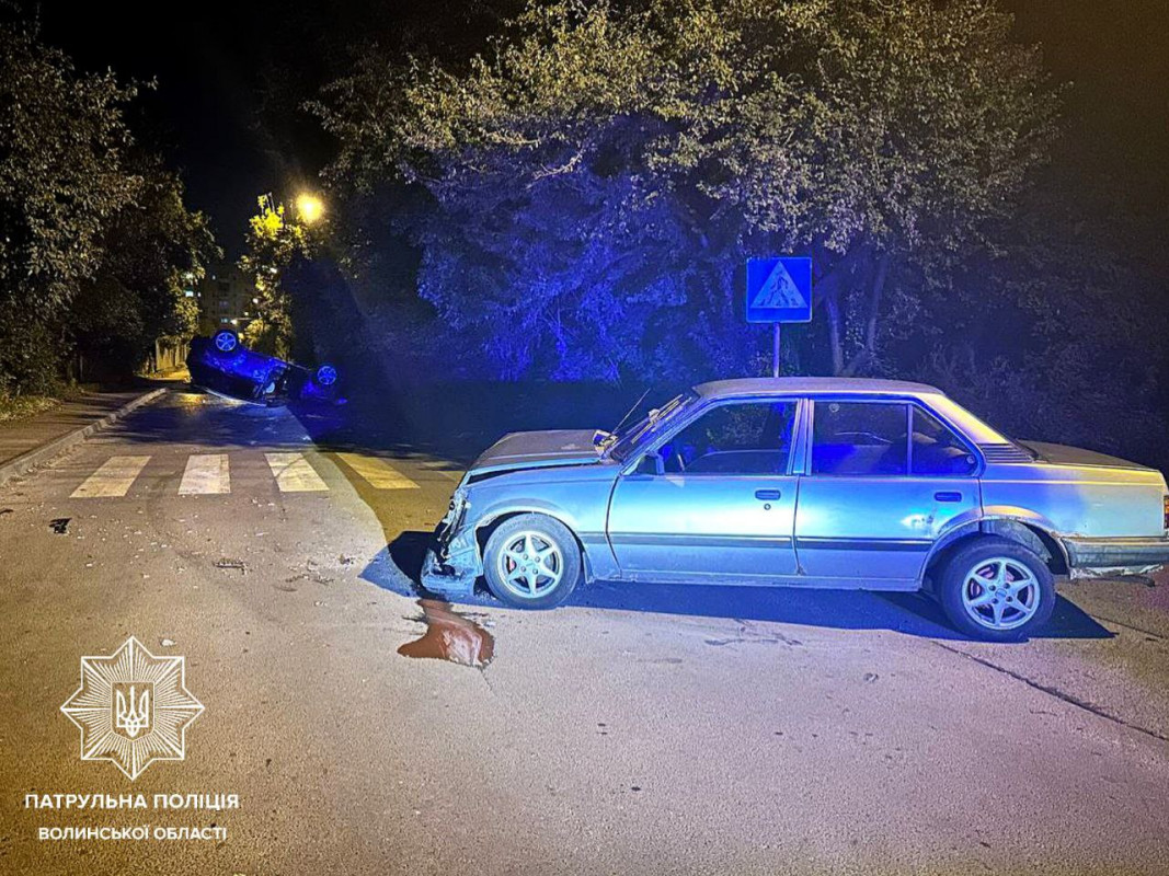 Вночі у Луцьку зіткнулися два авто: від удару одне з них перевернулося на дах