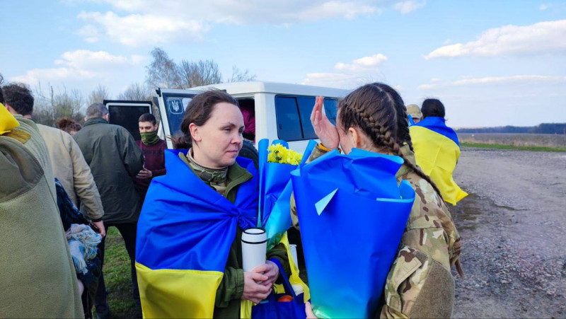 Черговий обмін полоненими: додому повернулися 100 українських захисників і захисниць