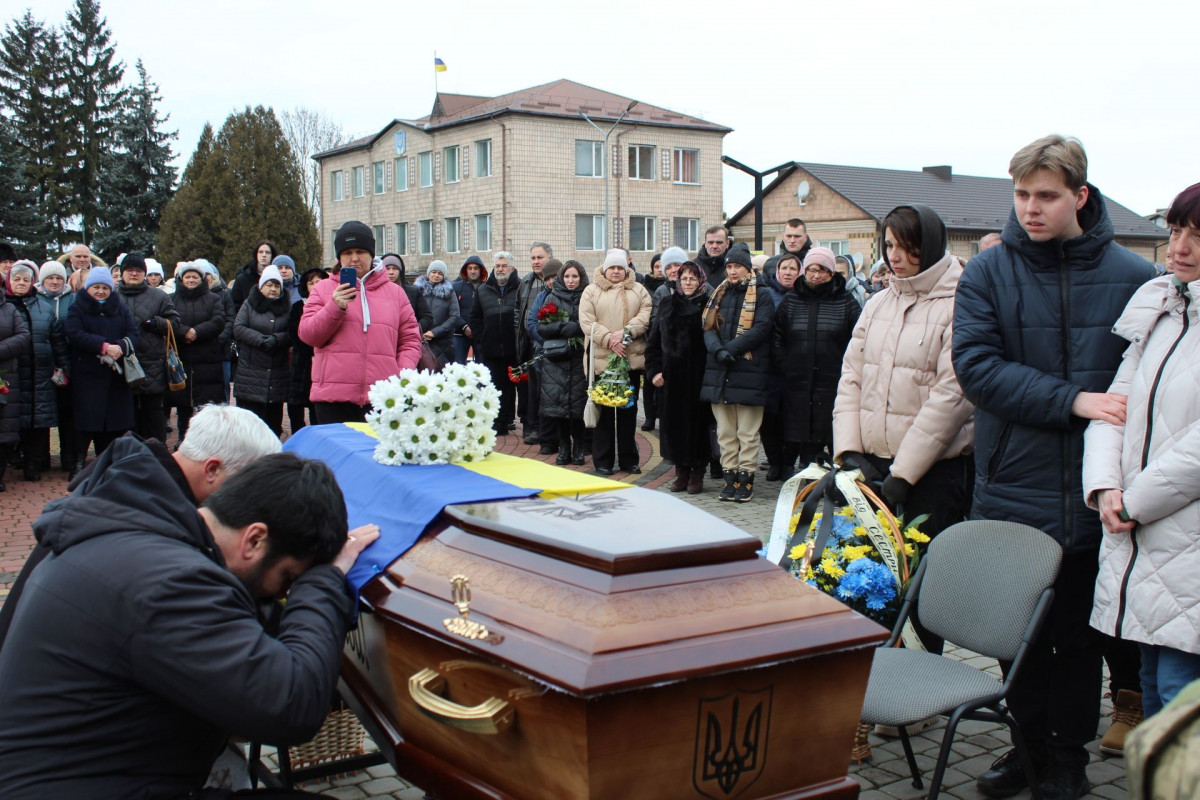 Весільний коровай розділили на кладовищі: на Волині попрощались з Героєм Павлом Бурцем