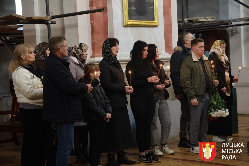 Осиротіла 3-річна донечка: у Луцьку попрощалися з Героєм Артемом Тютюнником