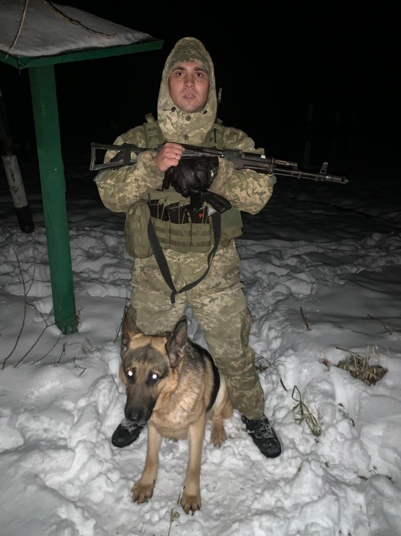 Разом викривали контрабандистів і пройшли Хрещатиком: щемлива історія волинського прикордонника та його пса Таміра