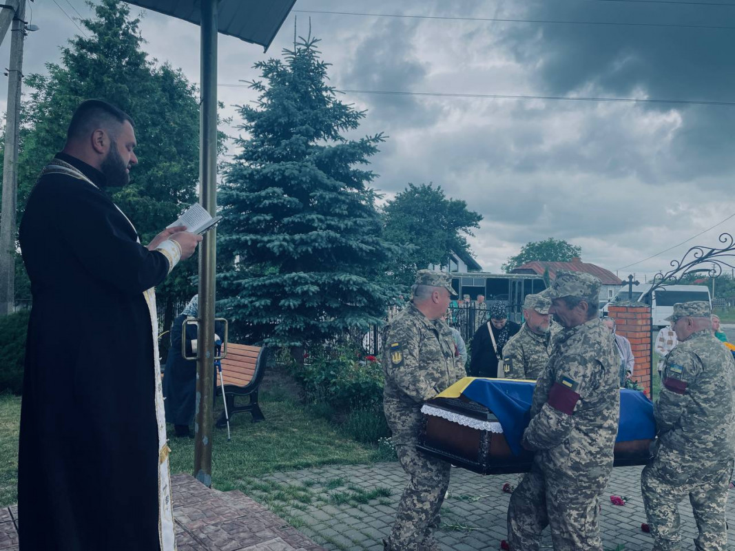 Повернувся додому «на щиті»: у громаді на Волині попрощалися із Героєм Богданом Лехушем