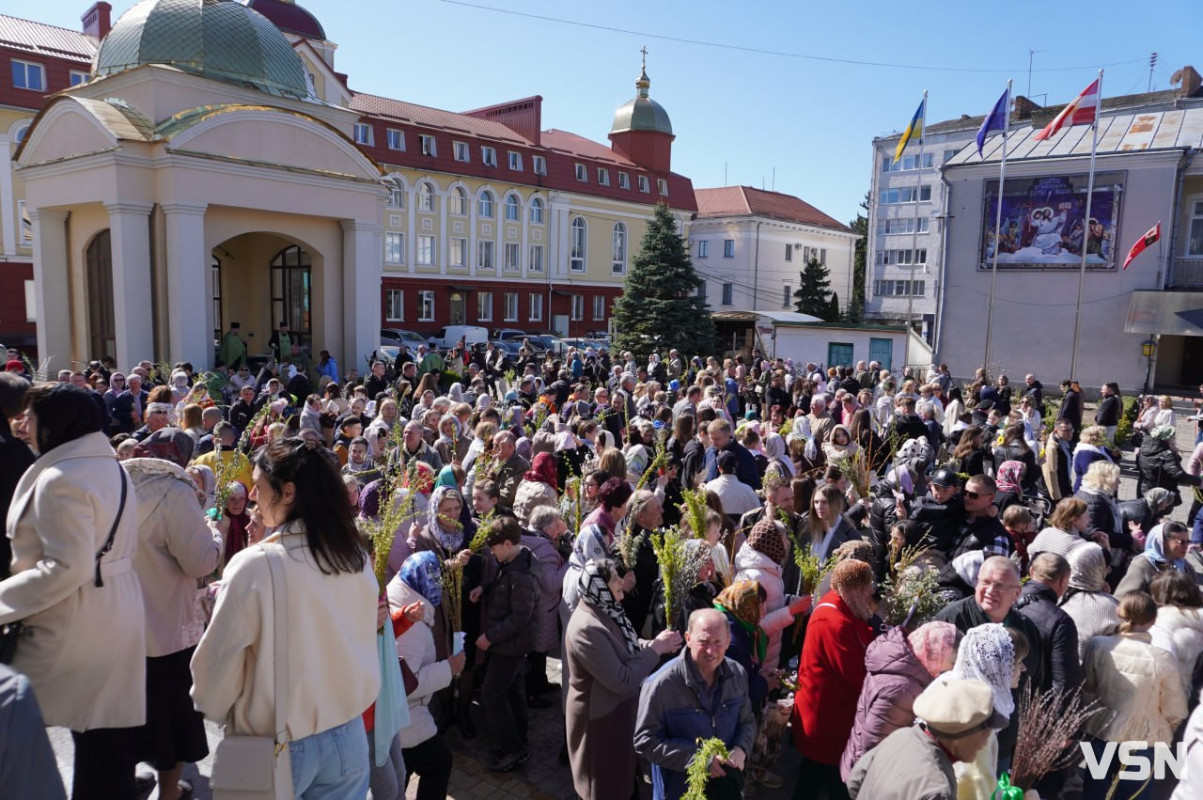 У Луцьку на Вербну неділю біля собору утворилися величезні черги