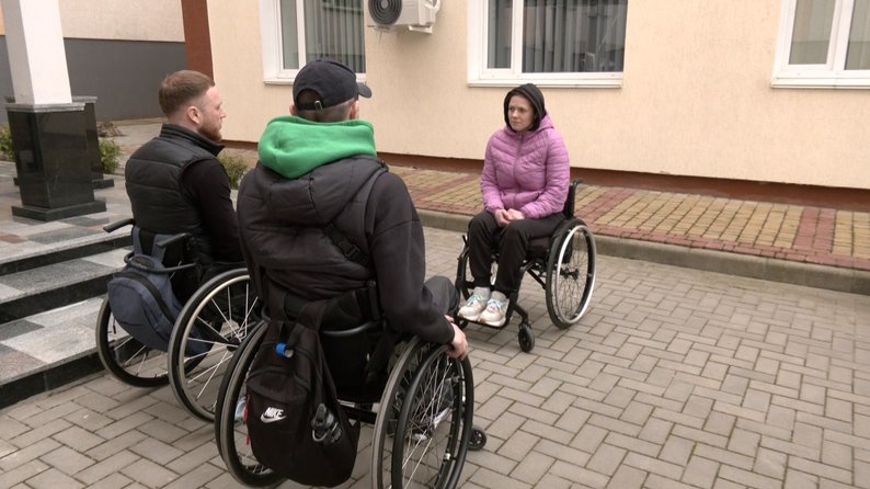 Боєць із Волині після поранення допомагає людям адаптовуватися до крісел колісних