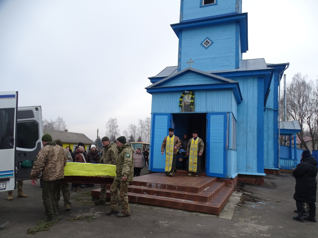 Повернувся із буремного Бахмутського району: на Волині прощались із захисником Олександром Чипчеруком