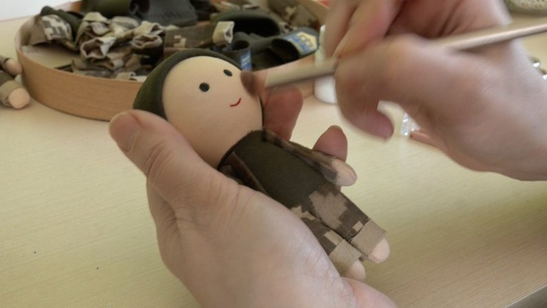 «ЗСУ – це топ»: ексвійськова з Волині шиє стилізовані ляльки для захисників