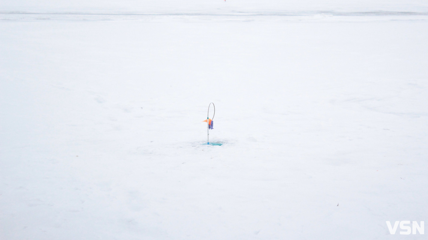 Крига 10 сантиметрів та жерлиці на щуку: фоторепортаж із зимового ставка у селі на Волині