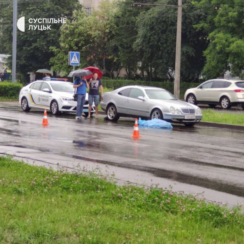 Жінка перебігала дорогу: з'явилося відео з місця смертельної аварії у Луцьку