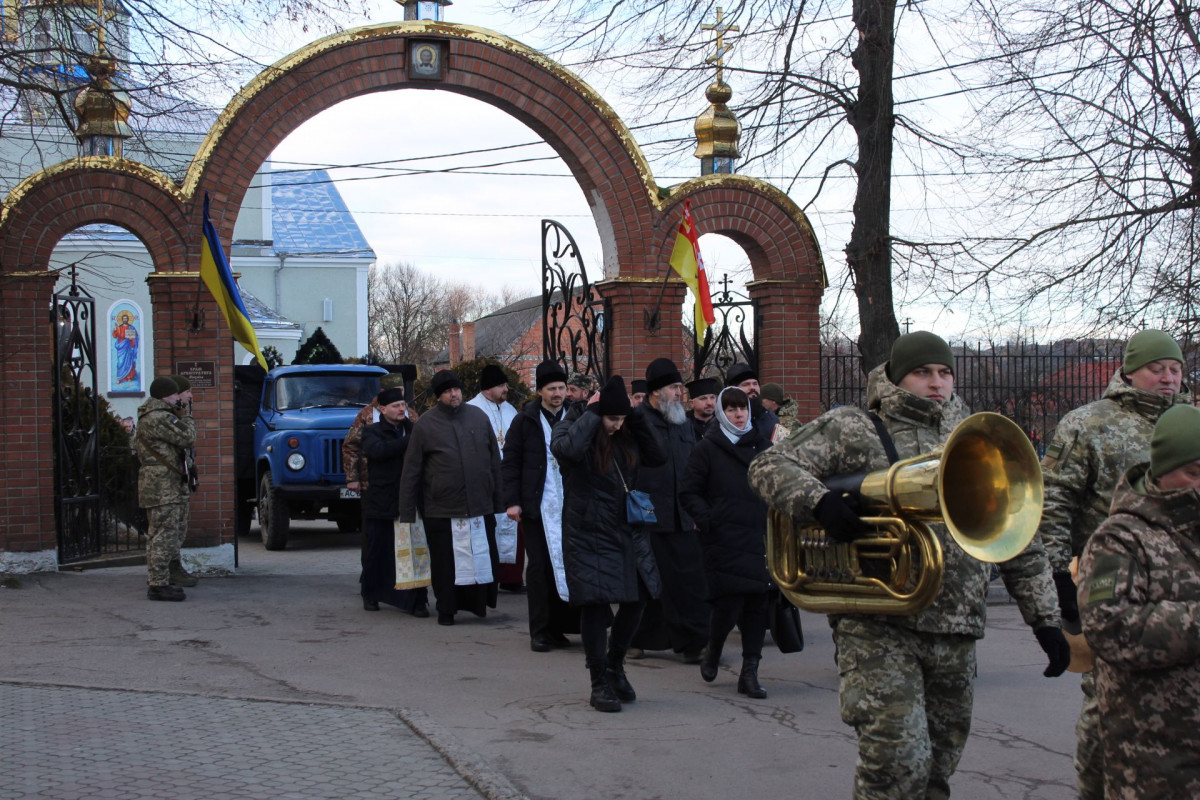 Весільний коровай розділили на кладовищі: на Волині попрощались з Героєм Павлом Бурцем