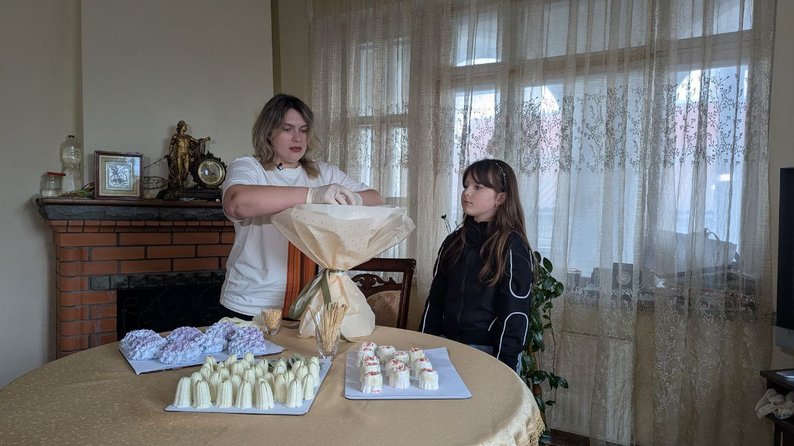 Виготовила уже понад тисячу їстівних композицій: лучанка створює зефірні букети на замовлення