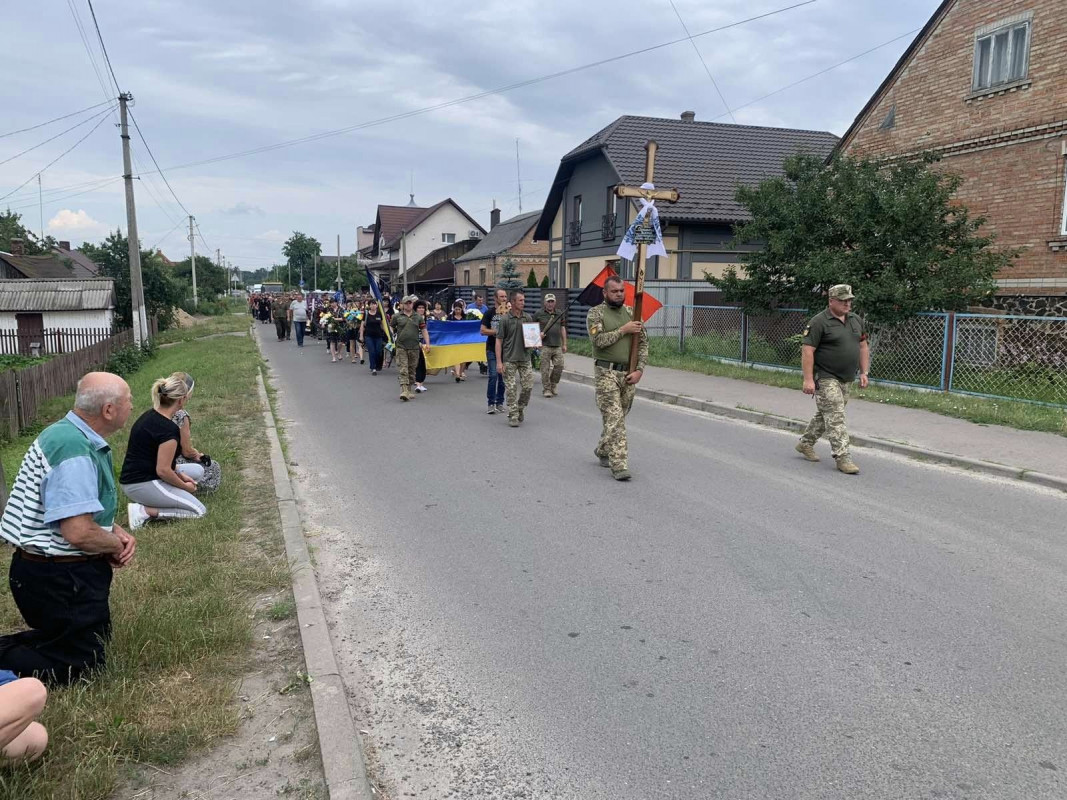 Мужній воїн, чудовий чоловік і батько: у Луцькому районі попрощалися із Героєм Віктором Сосницьким, який загинув від обстрілу