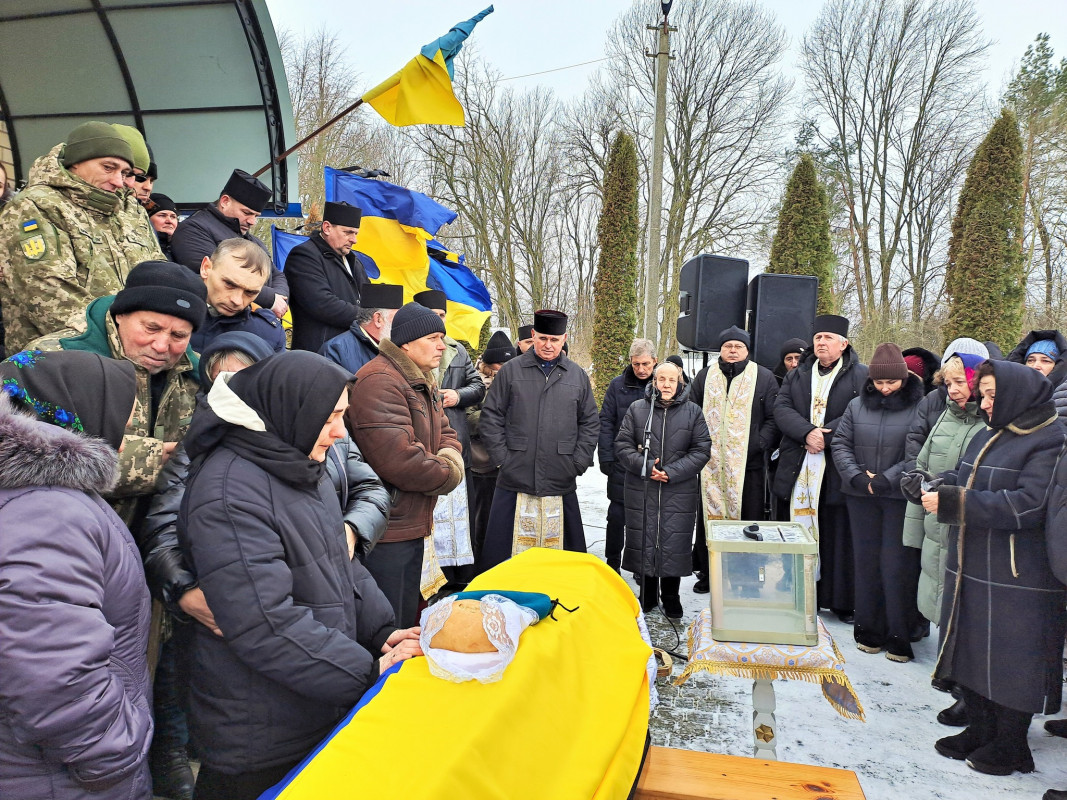 Зійшлося усе село: на Волині попрощалися з молодим Героєм Ігорем Тимоніком