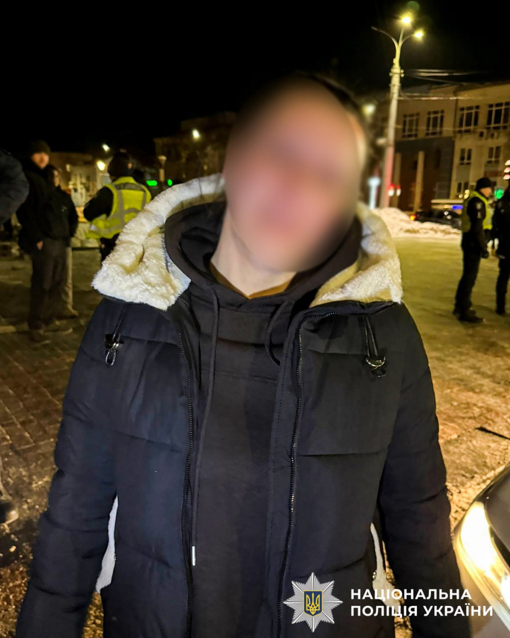 У Рівному жінка повалила портрети загиблих воїнів