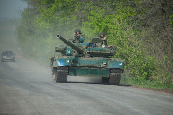 Українські воїни влаштували «парад» на російських танках