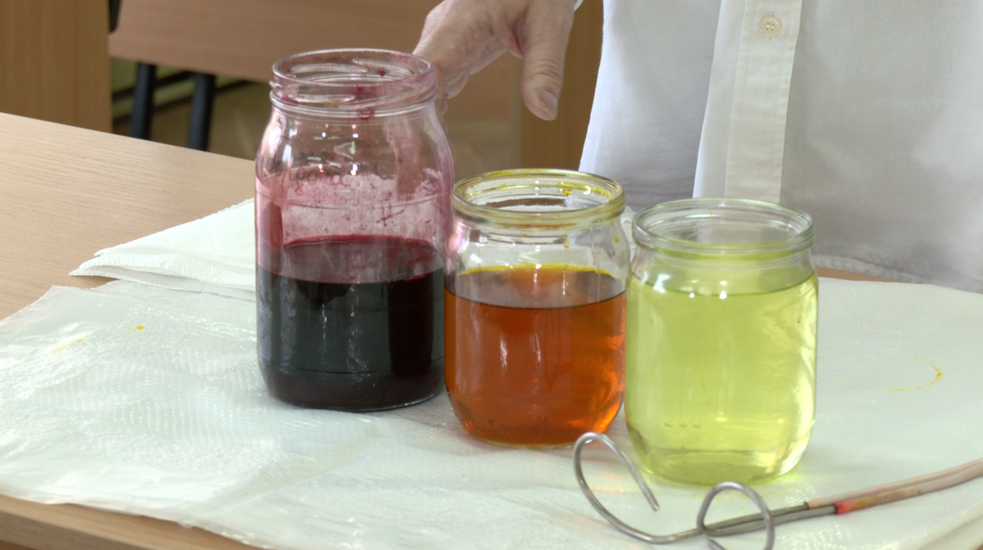 Понад 20 років займається писанкарством: майстриня з Луцька створює великодні яйця за давніми зразками