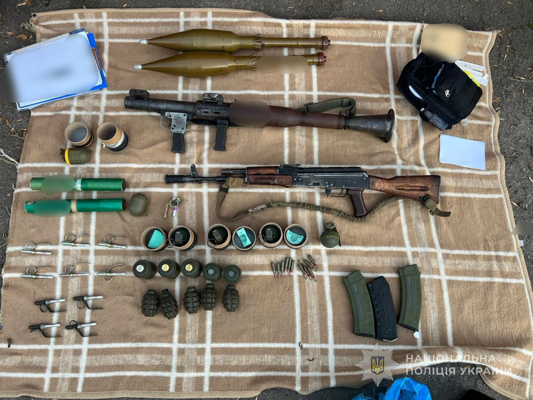 Зброя та міни: у Луцьку затримали 48-річного чоловіка з арсеналом у гаражі