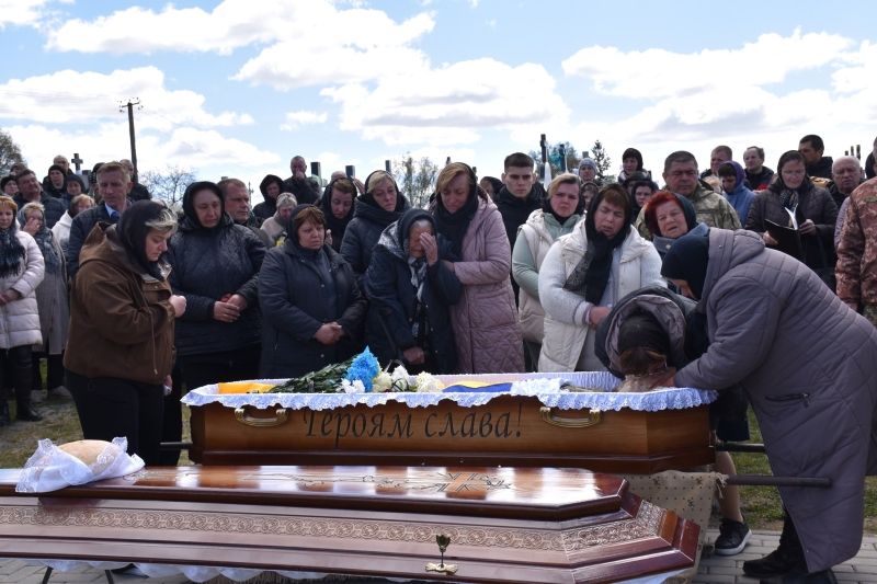 Коровай ділили на кладовищі: на Волині сотні людей прийшли попрощатися з Героєм Миколою Гацем