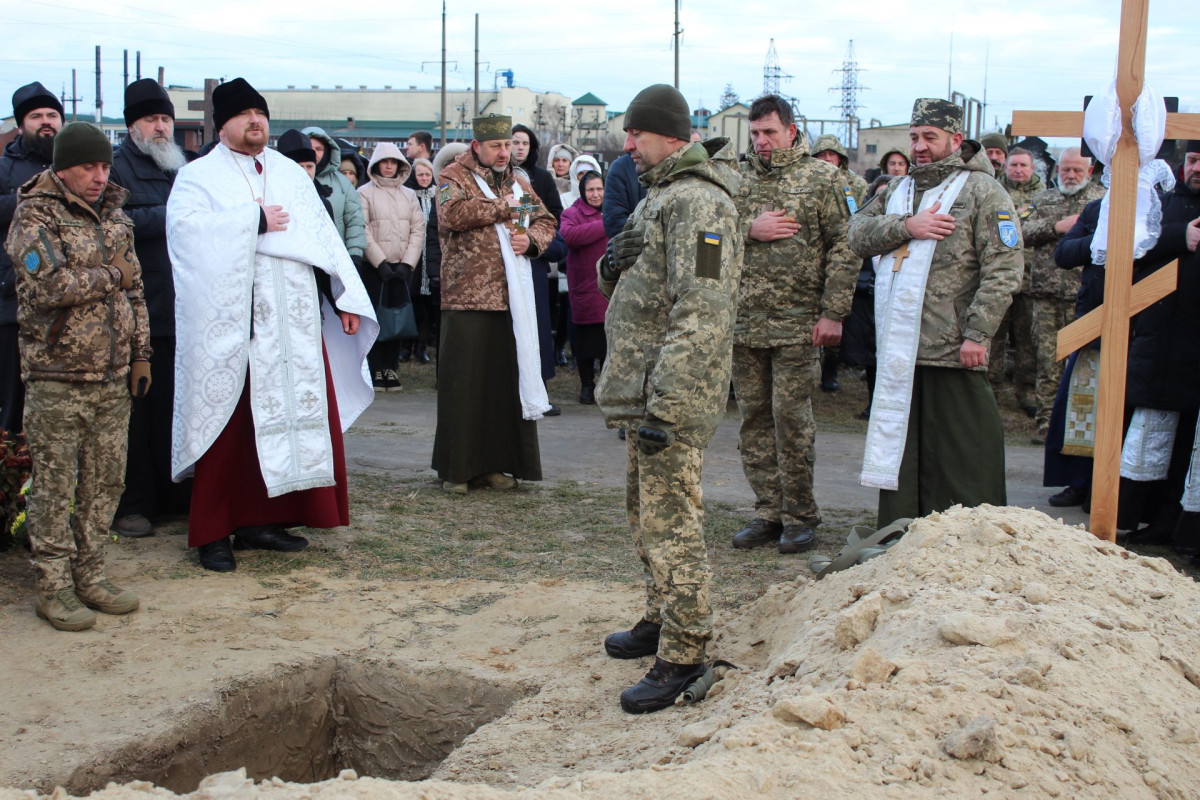 Весільний коровай розділили на кладовищі: на Волині попрощались з Героєм Павлом Бурцем