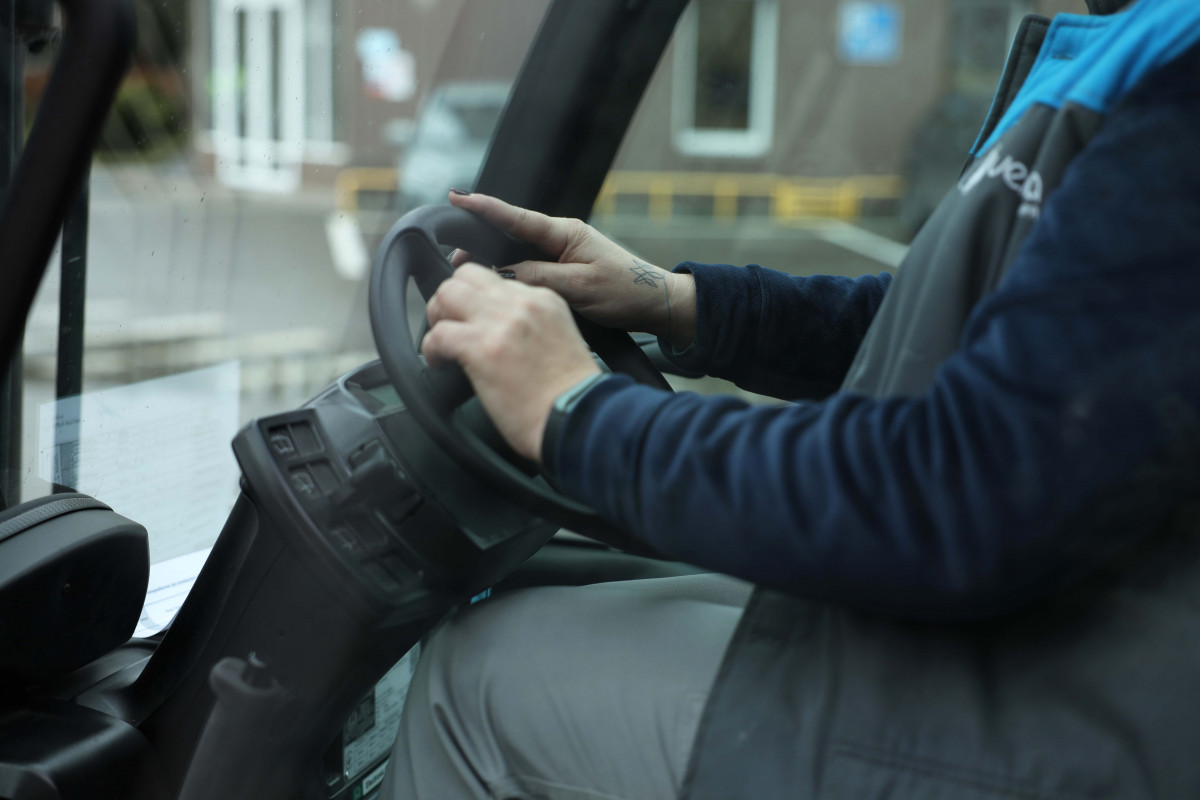 Опанування «чоловічої» професії, підколи з боку колег та любов до роботи: розмова з водійками автонавантажувачів