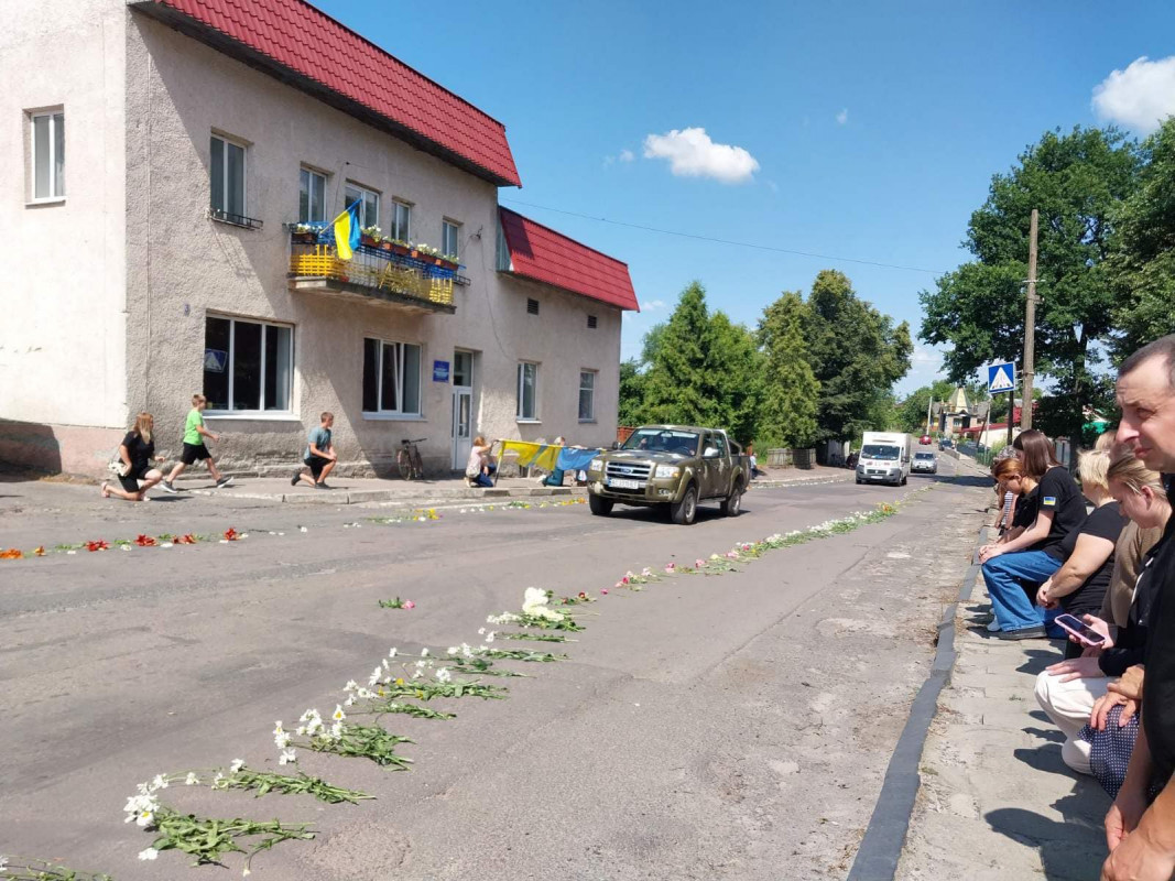 У Луцькому районі сотні людей на колінах і з встеленою квітами дорогою зустріли тіло 30-річного Героя Юрія Ковальчука