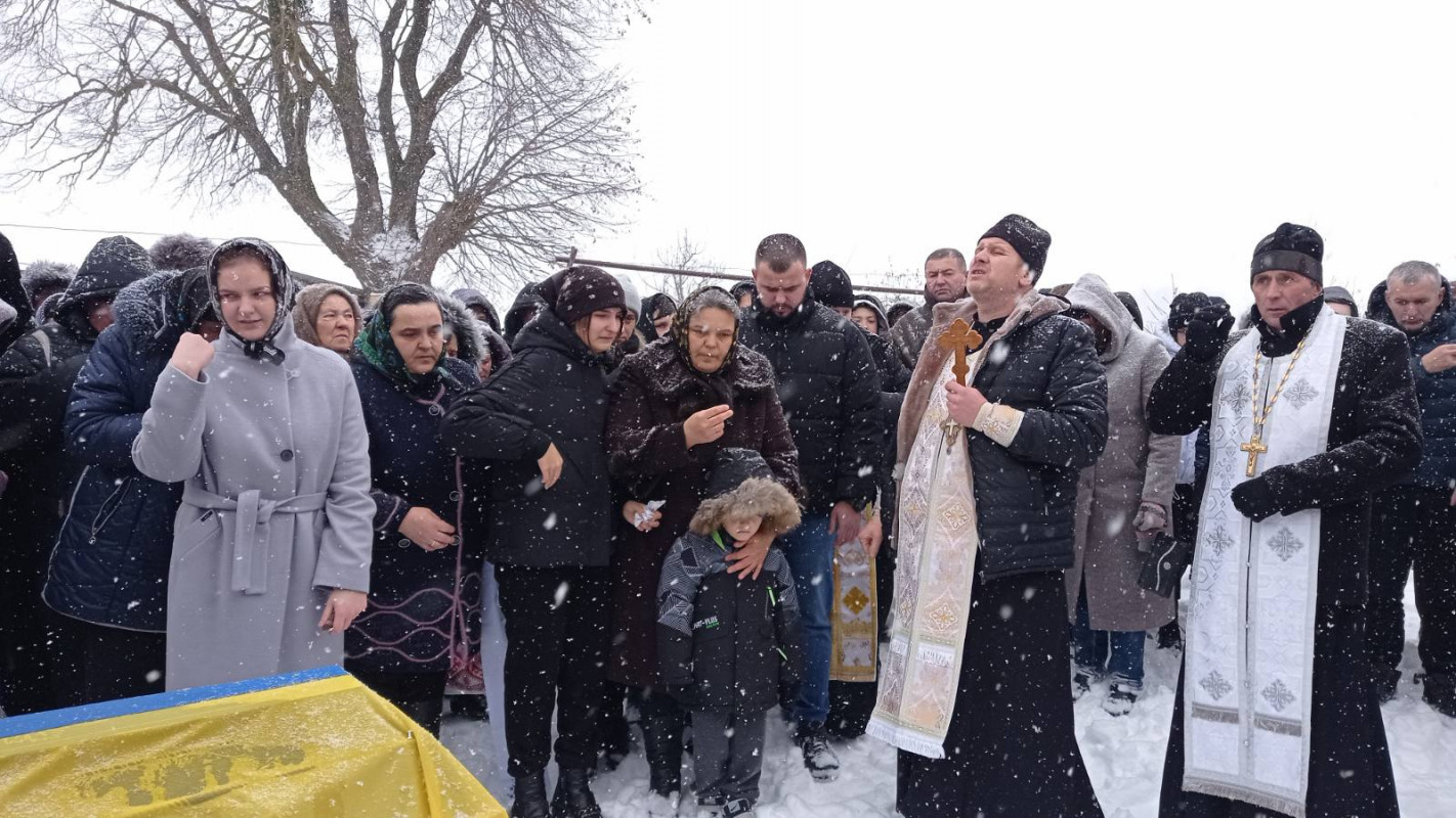 Все село прощалося на колінах в снігопад: на Волині поховали Героя Ігоря Байденка