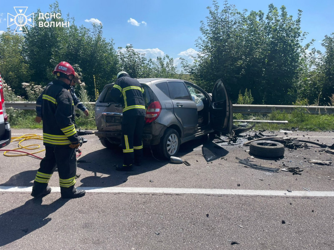 На Волині рятувальники деблокували тіла загиблих після ДТП: деталі