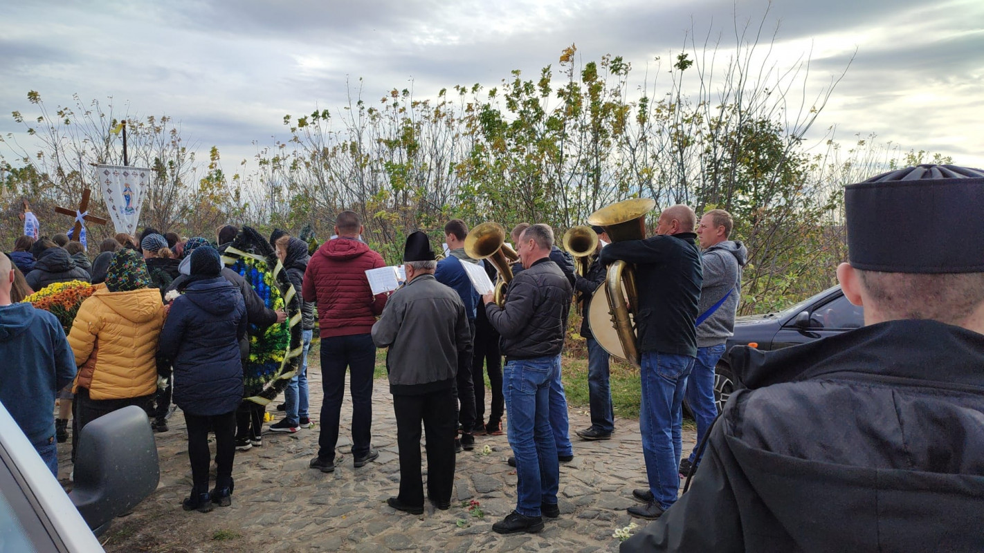 Зійшлося усе село: поховали 29-річного сапера з Луцького району Віталія Костюка. Фото