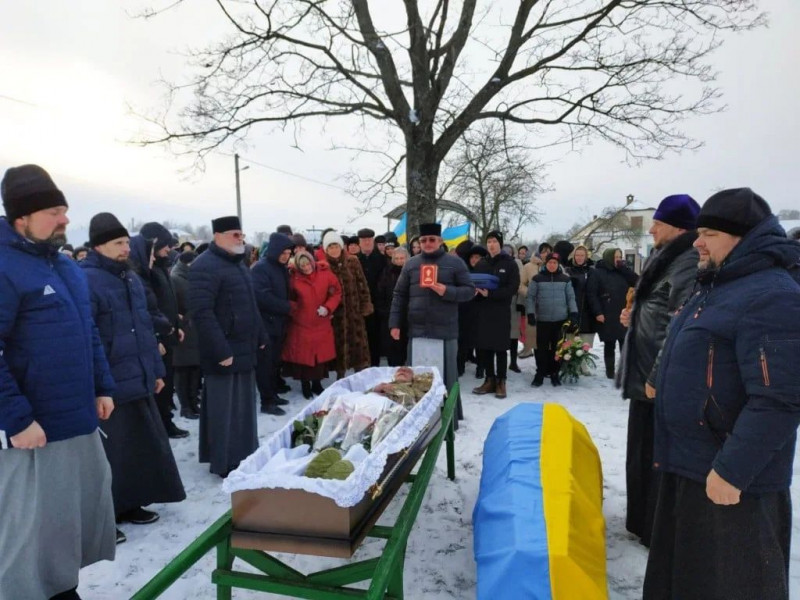 Матір бігла назустріч своєму сину: на Волині поховали Героя Олександра Гапонюка. Фото