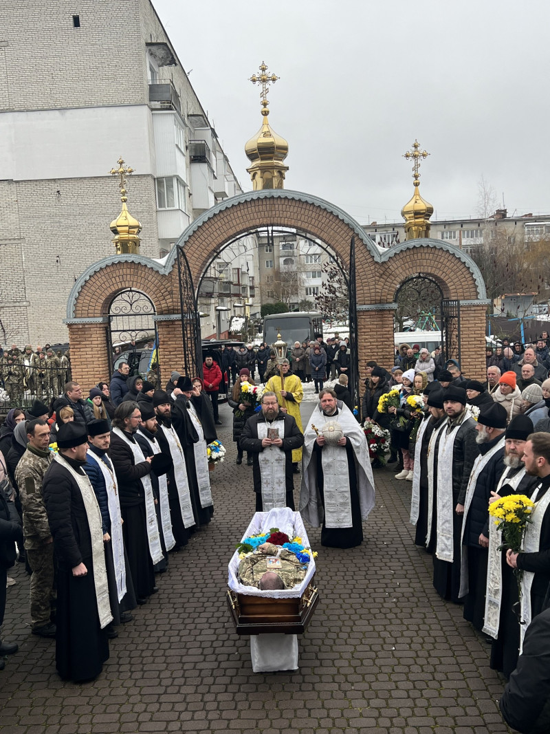 Раніше був вівтарником храму: на Волині всім селом прощалися з Героєм Іваном Осіпчуком. Фото