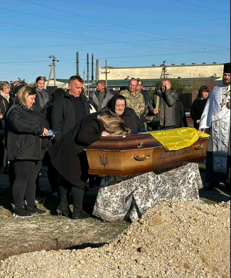 Близько півтора роки вважався зниклим безвісти: на Волині в останню дорогу провели полеглого захисника Миколу Поручника