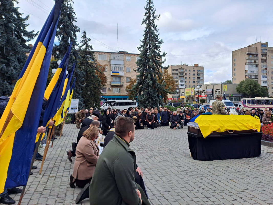 На Волині попрощалися з 33-річним морпіхом Павлом Коломійчуком, який загинув у ДТП