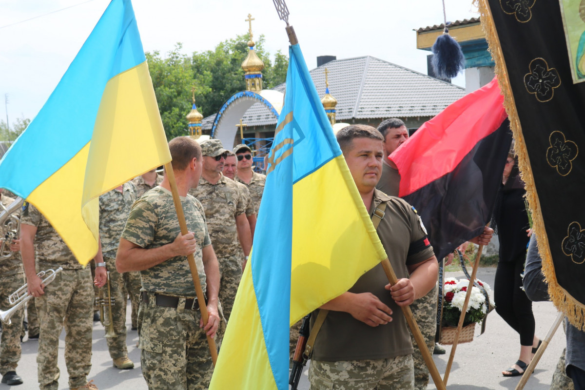 Під звуки сирени: на Волині попрощалися із молодим Героєм Артуром Данилюком 