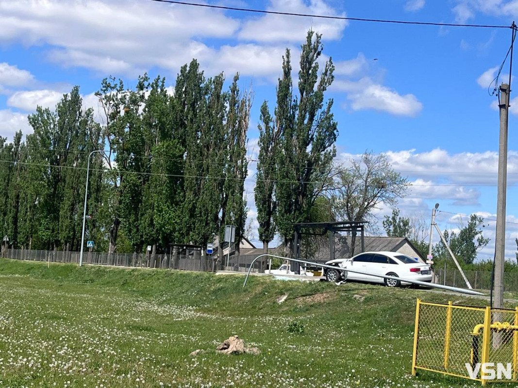На Волині водій Audi врізався в електроопору і зупинку: травмувалася 17-річна пішохідка