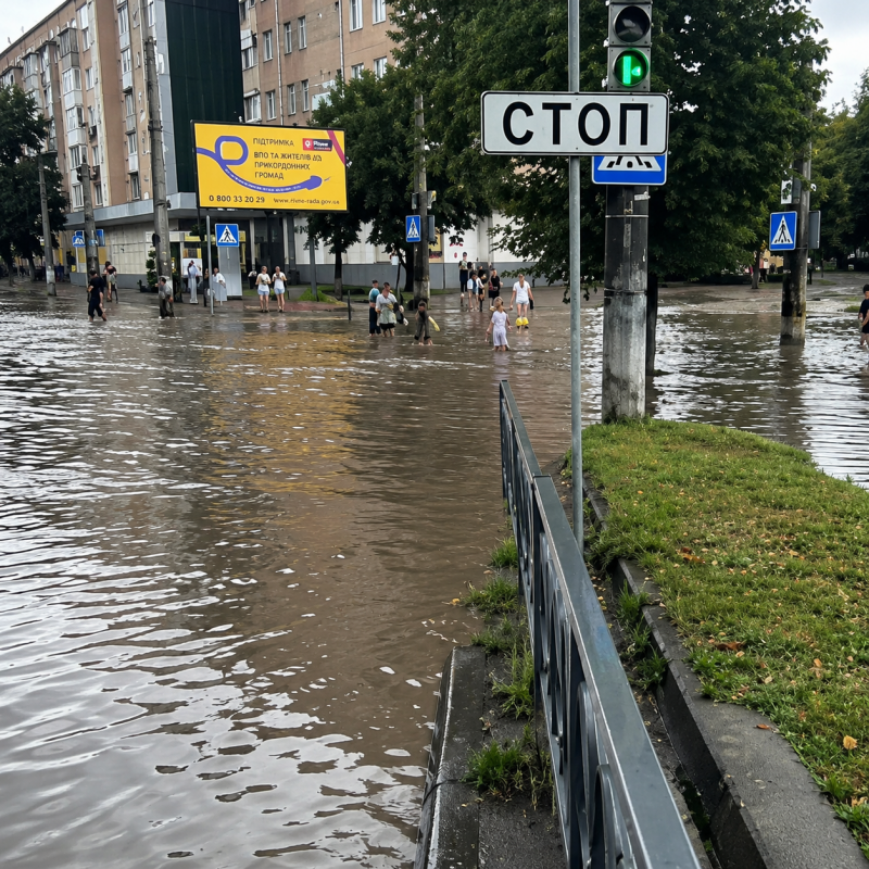 У Рівному після потужної зливи підтопило вулиці та житловий комплекс (фото)