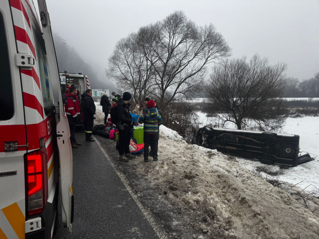 Мікроавтобус із дітьми перекинувся на Закарпатті: юні туристи їхали на відпочинок у Карпати
