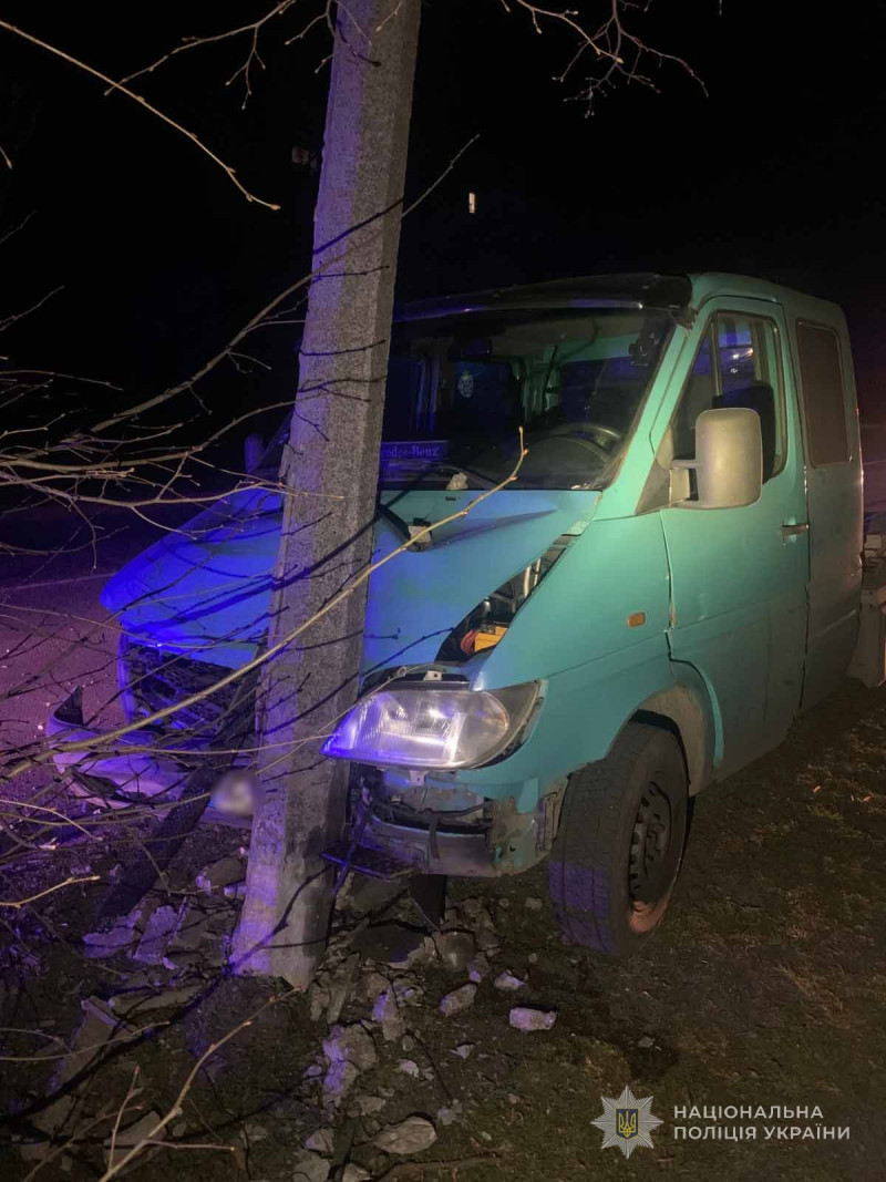 На Волині п'яний неповнолітній викрав автомобіль та врізався на ньому у стовп