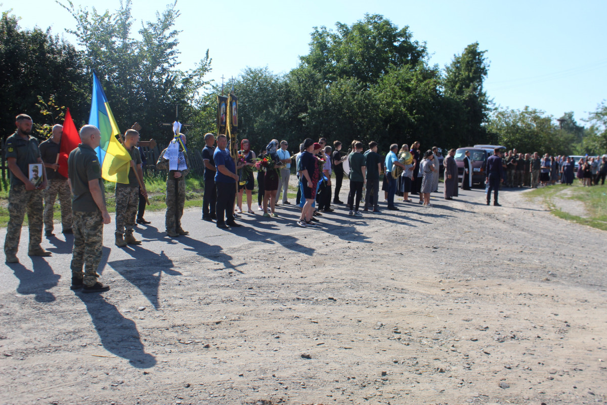 «Виростив двох синів, мріяв про онуків»: на Волині попрощалися з 49-річним Героєм Русланом Гребенем