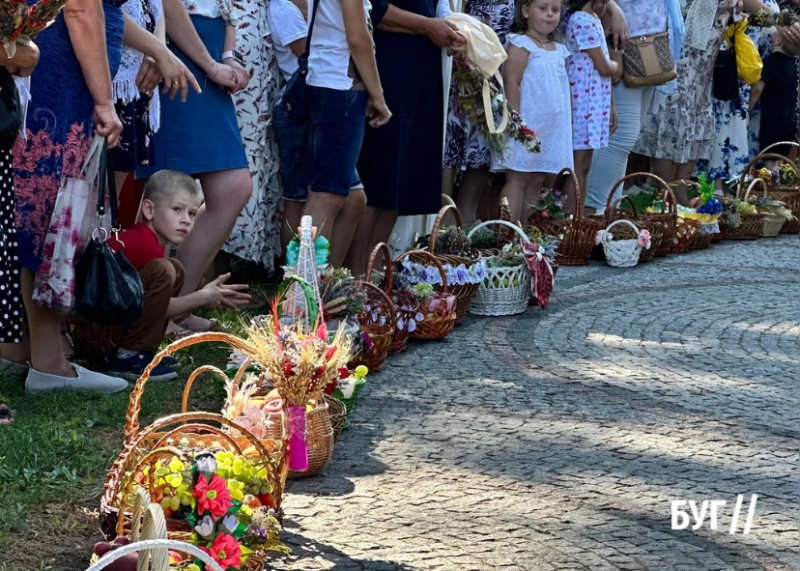 З кошиками до храму: як на Волині відзначають Яблучний Спас