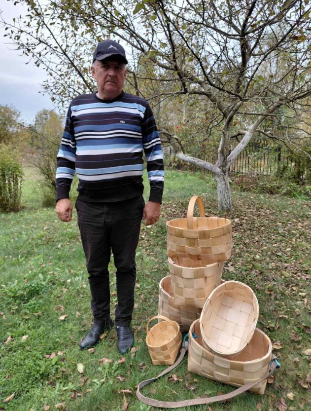 Друга молодість ремесла: пенсіонер з Волині відродив виготовлення дерев’яних коробок