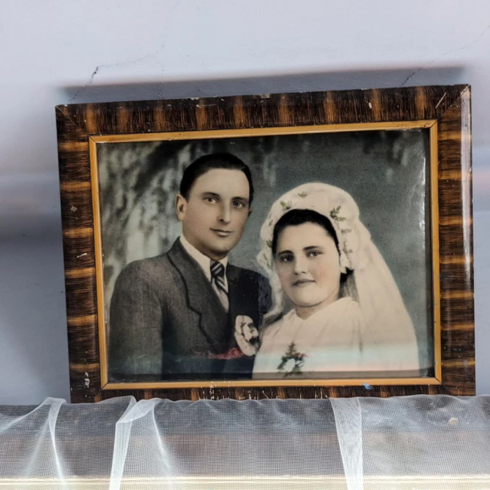 93-річна волинянка веде господарство та вирощує хризантеми