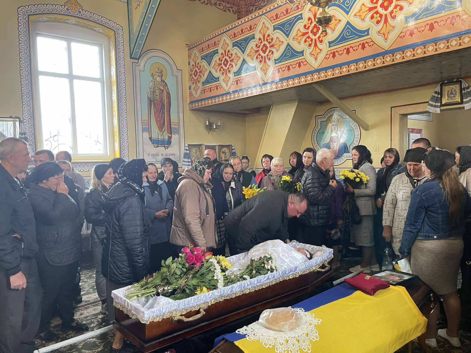 Загинув у бою на Донеччині: на Волині попрощалися з Героєм Віктором Копетюком