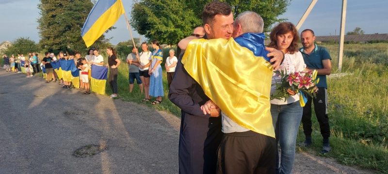 Повернення з полону: захисник з Волині вперше ступив на рідну землю після реабілітації