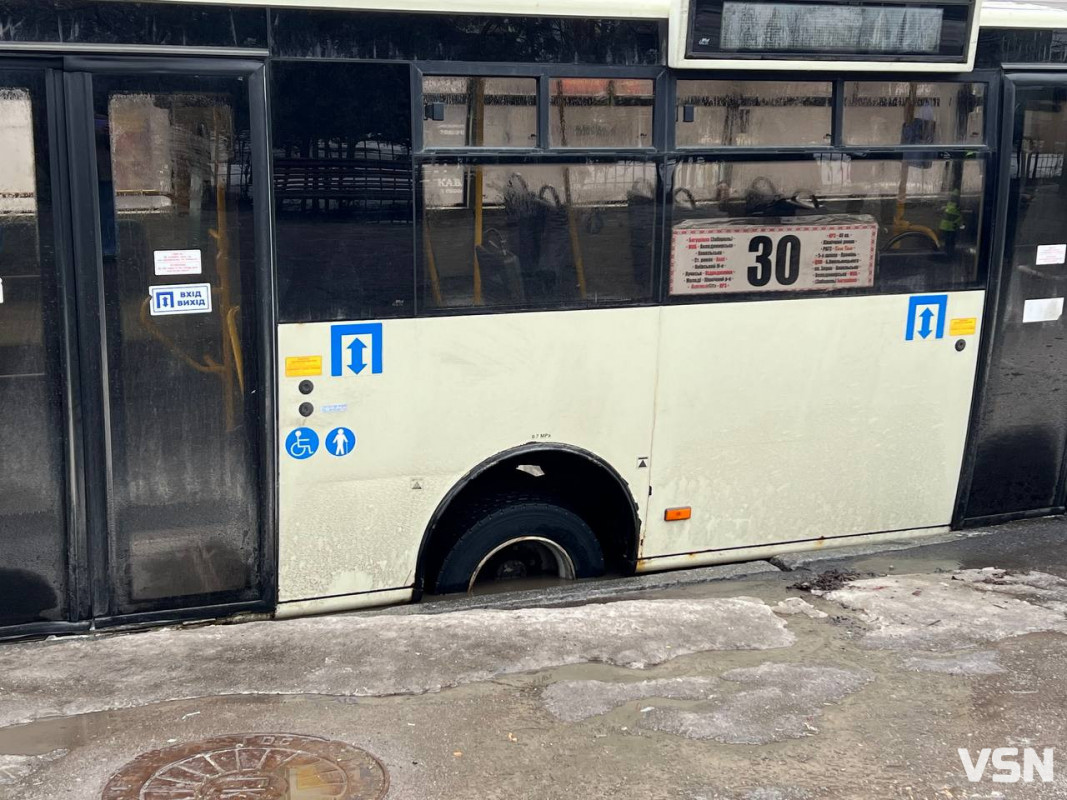 У Луцьку на зупинці маршрутка «провалилася» під асфальт