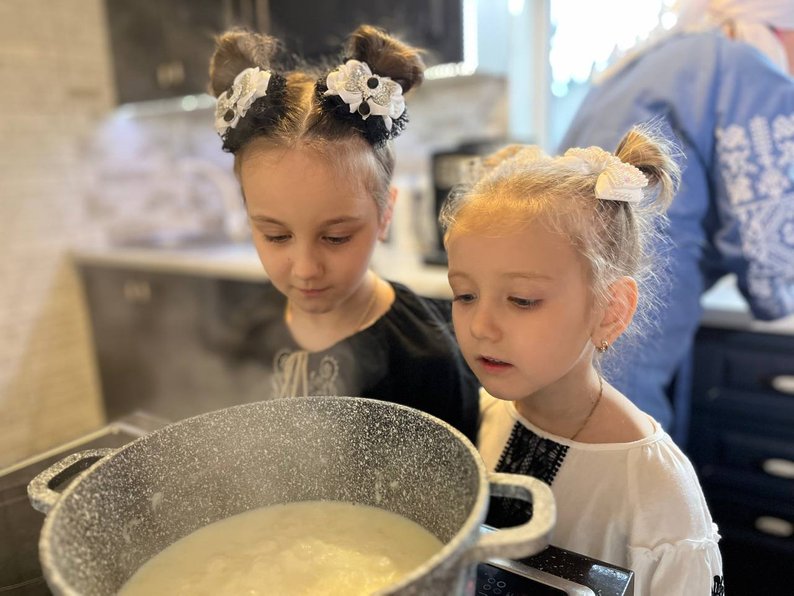 Волинянка поділилася рецептом традиційної каші-затирки