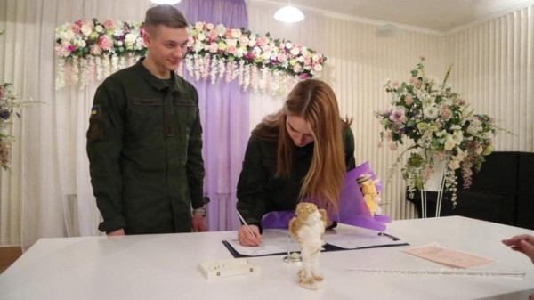 Для кохання немає перешкод: Три пари нацгвардійців зіграли весілля у один день