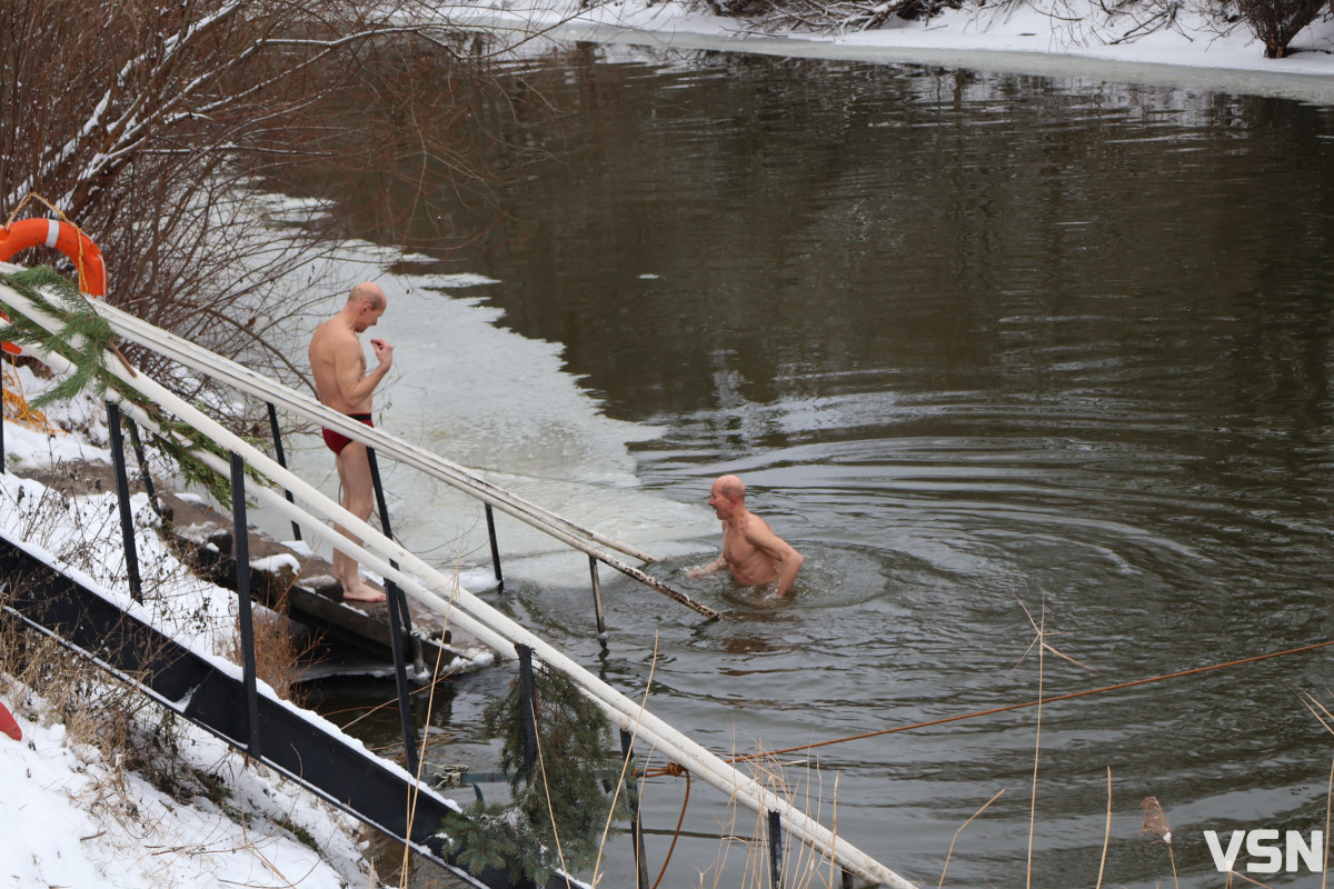 Як у Луцьку освячували воду на річці Стир. Фоторепортаж