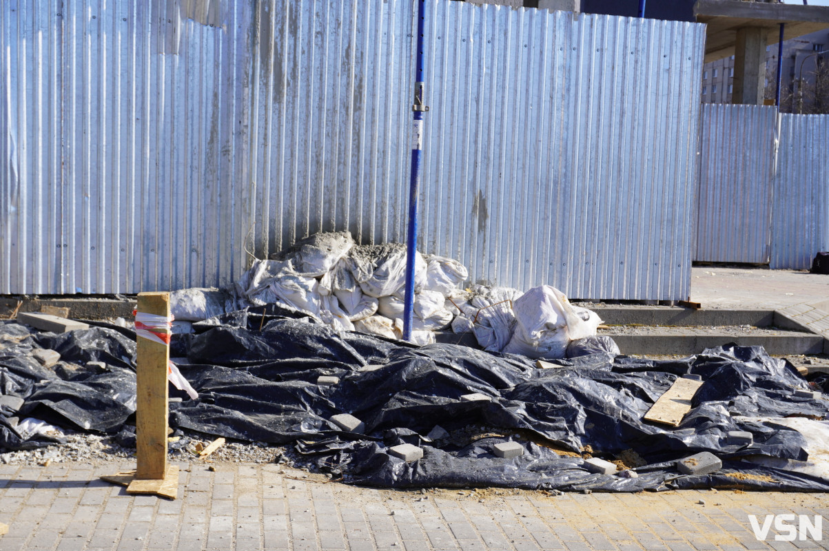 Скандальне будівництво біля РАЦСу у Луцьку: без документів, власників і контролю