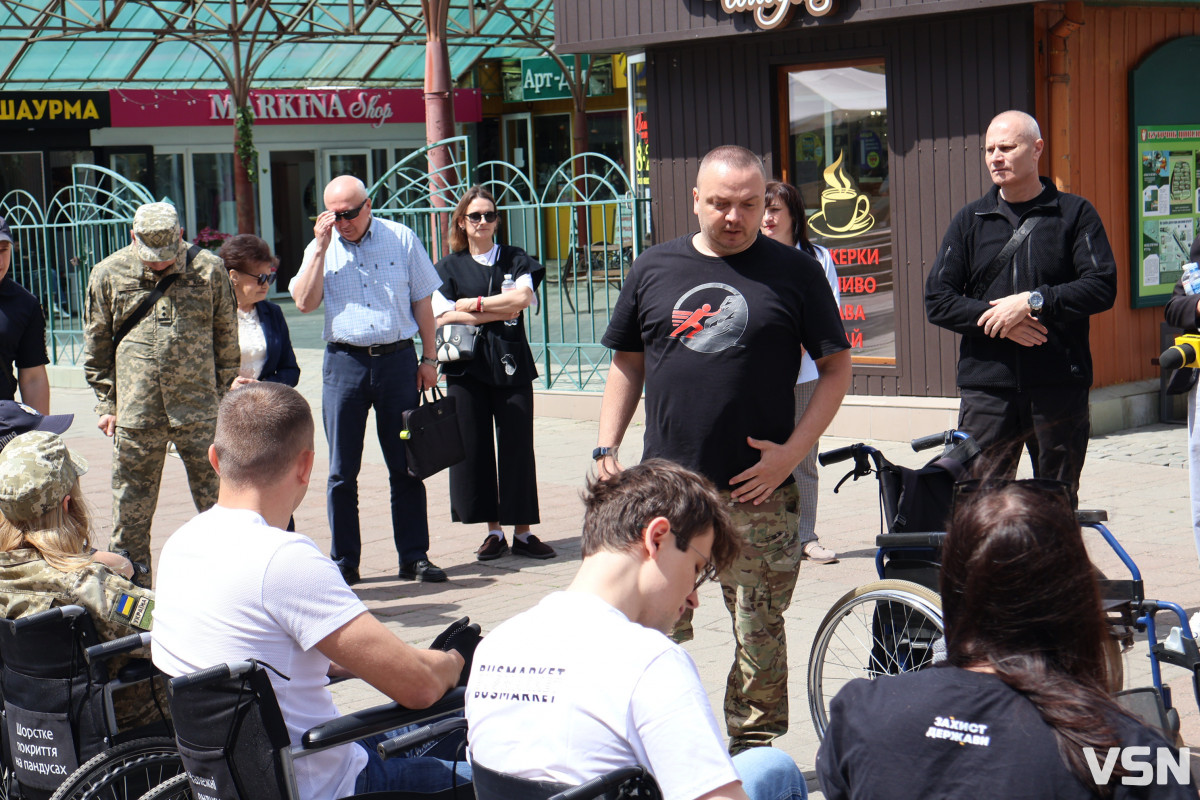 У центрі Луцька посадовці вчилися долати бордюри у кріслах колісних. Фото