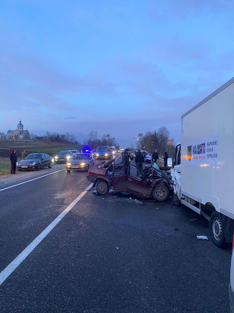 На Львівщині у страшну аварію потрапив автомобіль «На щиті»: двоє людей загинуло. Фото