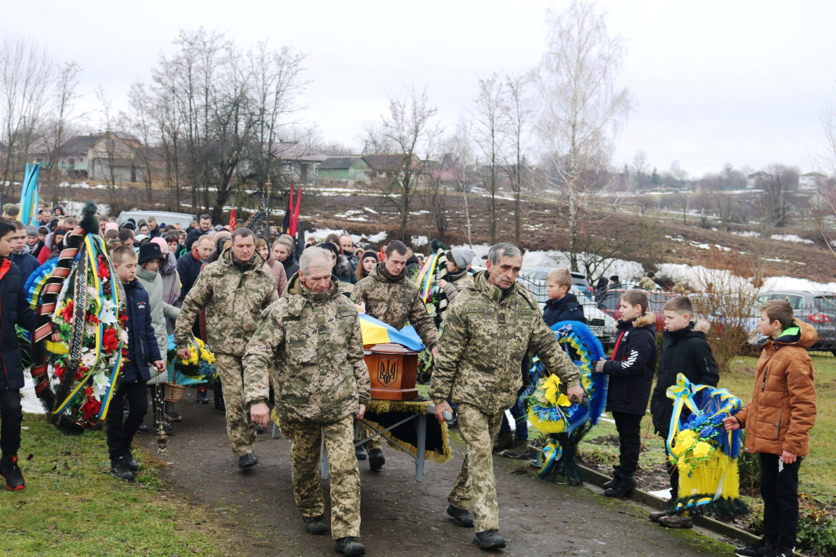 Пів року вважали зниклим безвісти: на Волині всім селом прощалися з 31-річним Героєм Іваном Майструком. Фото